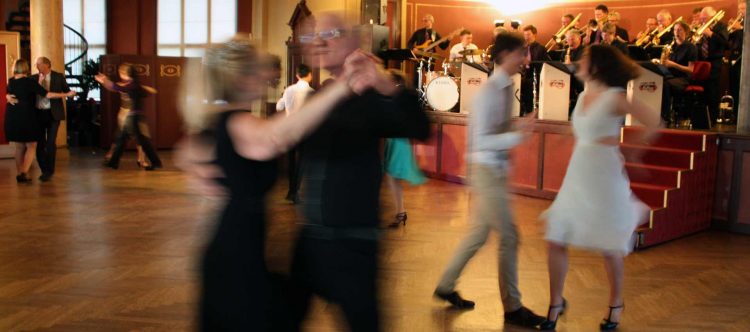 Tanzball mit der Drugmillers-Bigband