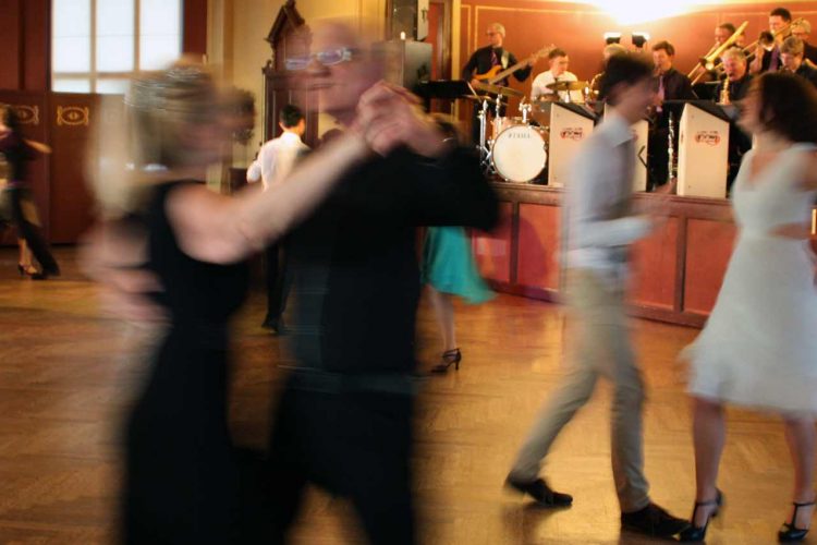 Tanzball mit der Drugmillers-Bigband