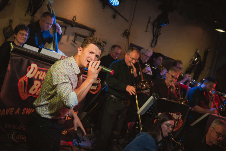 Fabio Götz - Vocals, Drugmillers Bigband